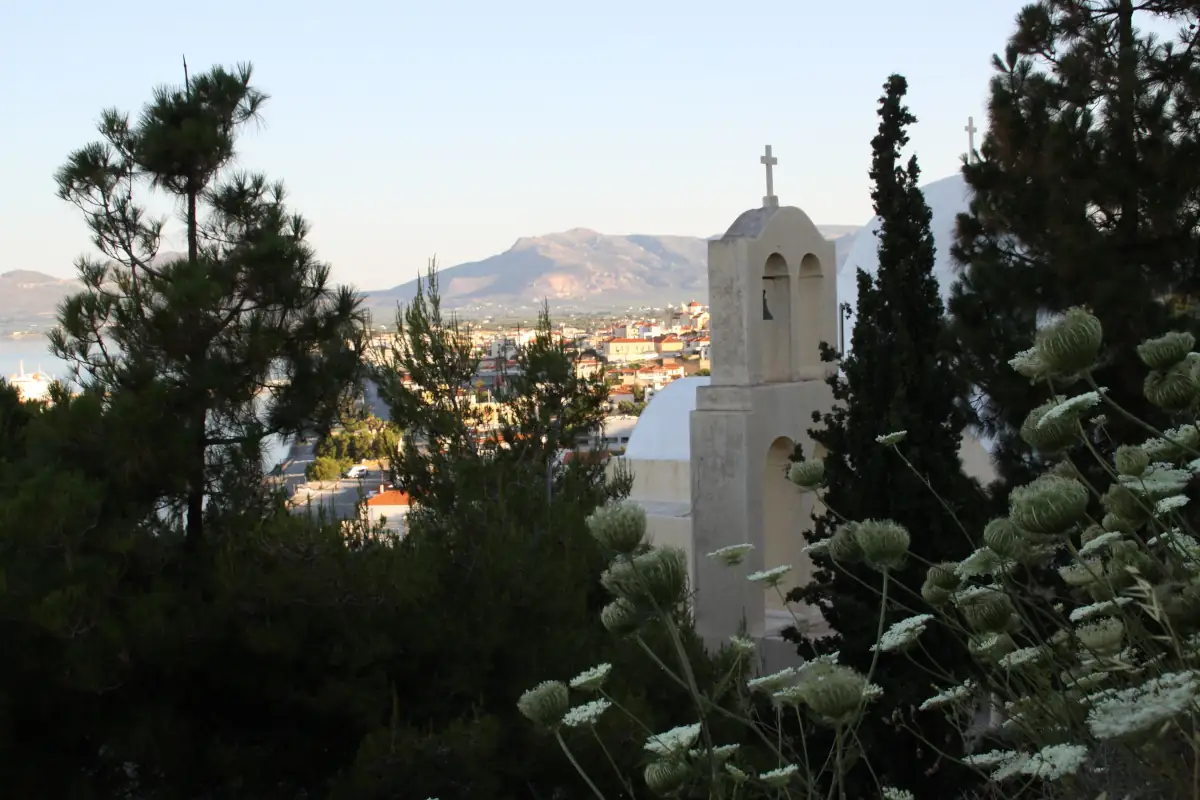 Ιερός Ναός Αγίου Νεκταρίου από εκκλησάκι
